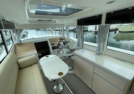 Lower station (opt), galley (opt), cabin swivel seat (opt), curtain kit (opt). Only the salon table (opt) is standard for X specification.