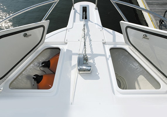 Large bow locker. Automatic Windlass(OPT)