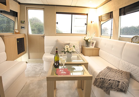 Place face-to-face leather sofa and original table.