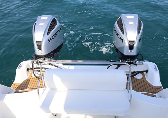 Transom for multiple large outboard motors