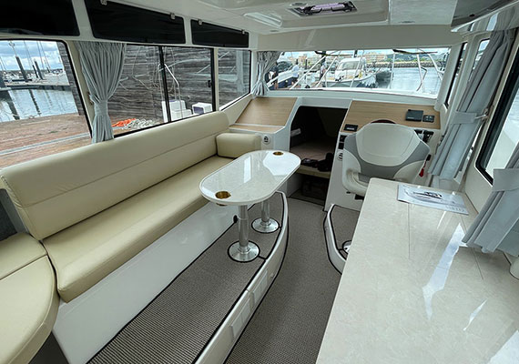 Lower station (opt), galley (opt), cabin swivel seat (opt), curtain kit (opt). Only the salon table (opt) is standard for X specification.