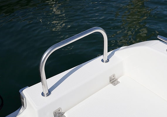 Two stern rails can be mounted on the rear left and right.