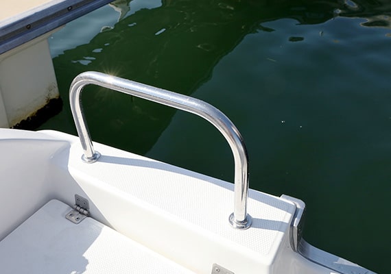 Two stern rails can be mounted on the rear left and right.