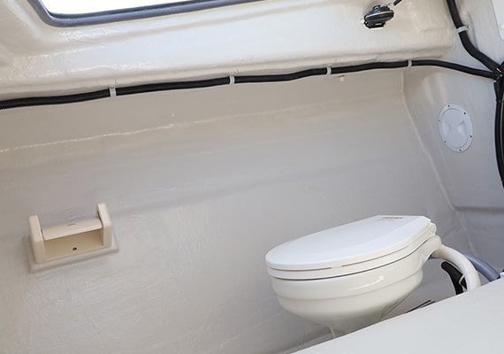 An electric marine toilet can be installed in the bow berth. With light and paper holder. Standard in the X-Type.